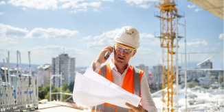 Pracownik budowowy rozmawiający przez telefon