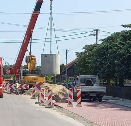 Dźwig podnoszący betonową rurę