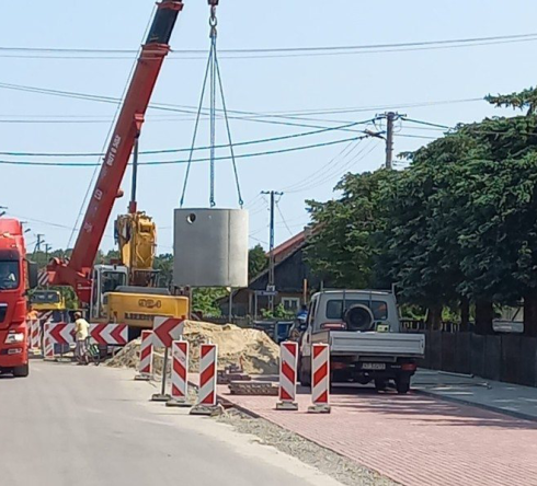 Dźwig podnoszący betonową rurę