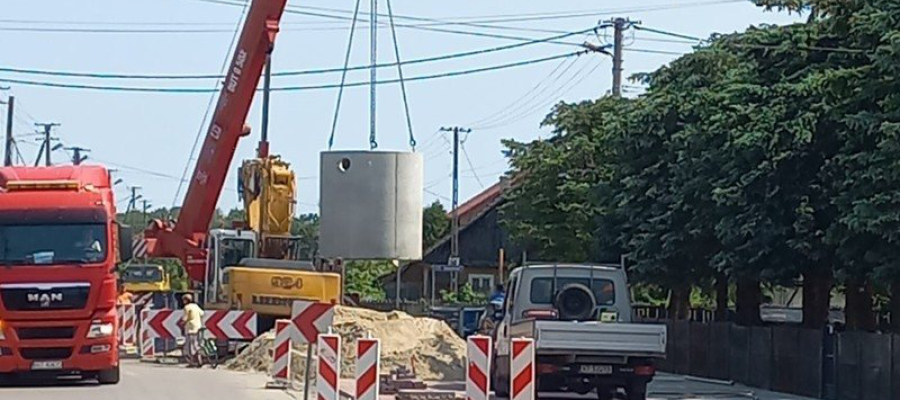 Dźwig podnoszący betonową rurę